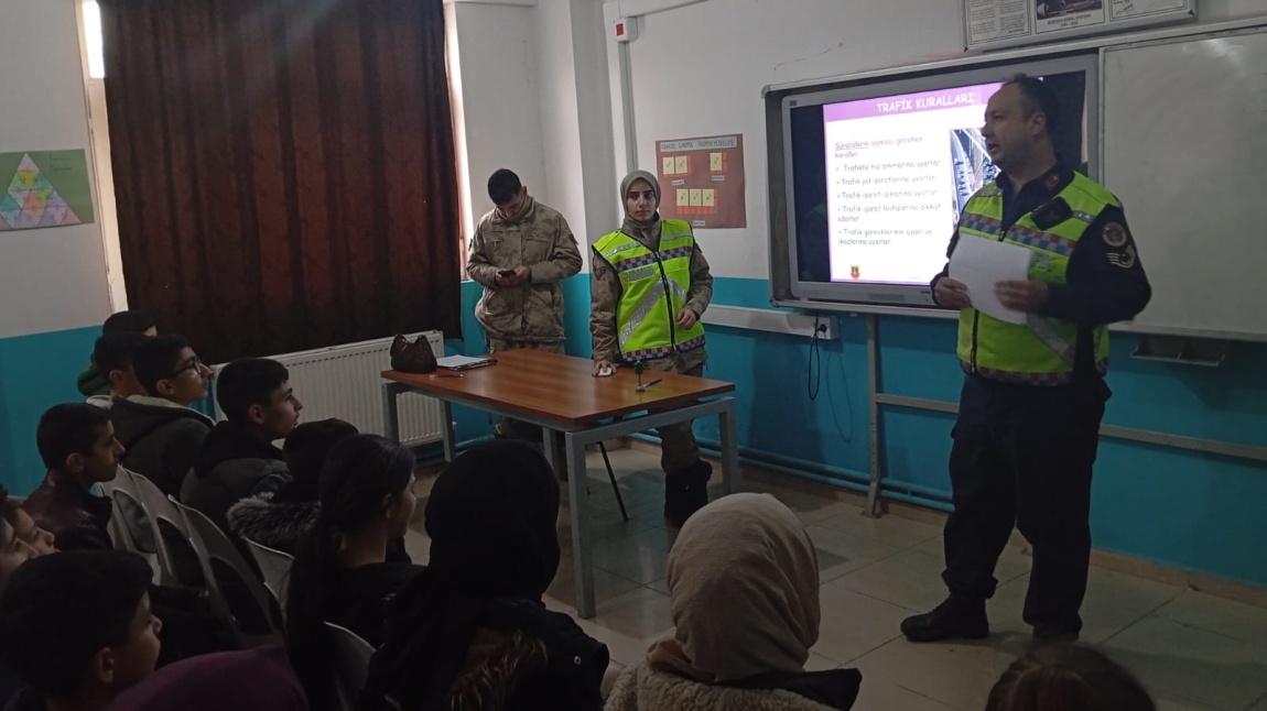 Okulumuza, Savur Merkez Jandarma Karakolu Trafik Ekipleri tarafından “Trafik ve İlkyardım Semineri” vermiştir. 